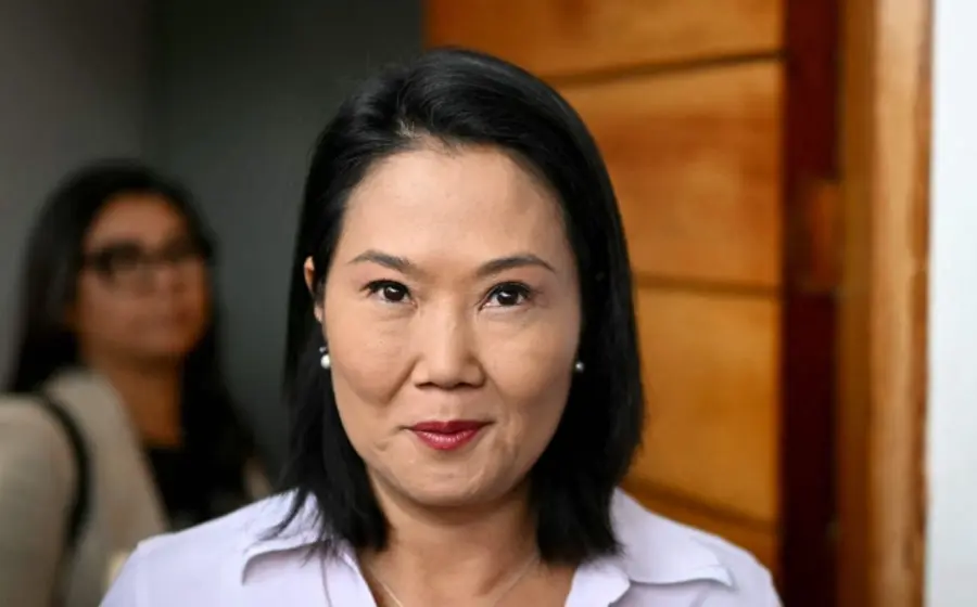 La candidata Keiko Fujimori, quien lidera la contienda electoral presidencial en Perú, en una fotografía durante el reñido proceso electoral.