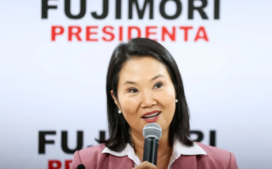 Keiko Fujimori se consolida como presidenta de Perú tras una reñida elección definida por una estrecha diferencia de votos.