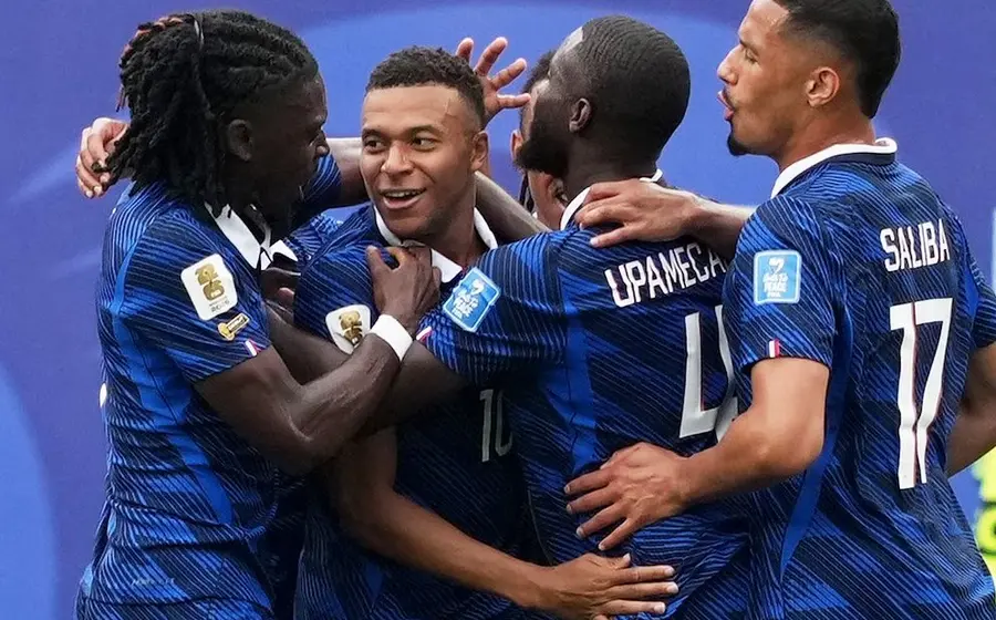 El futbolista Kylian Mbappé celebra uno de sus dos goles durante la victoria de la selección de Francia por 3-0 sobre Irak.