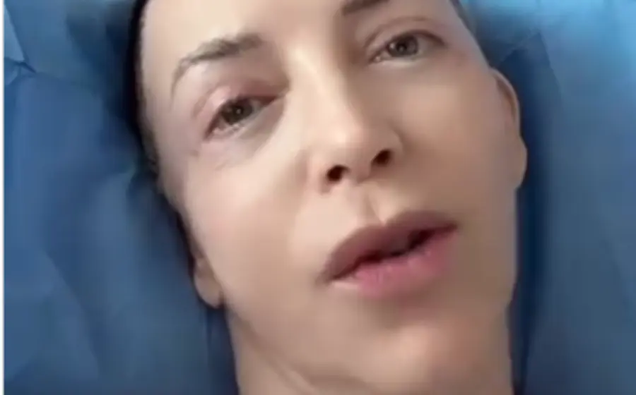 La actriz Laura Flores en una cama de hospital, imagen que preocupó a sus seguidores tras ser intervenida de emergencia el 17 de junio.