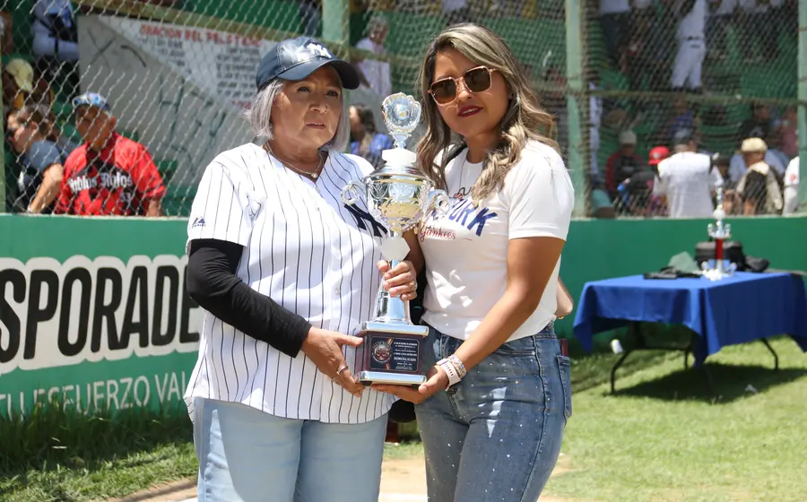 Lety Acevedo es ovacionada por el público mientras recibe un merecido homenaje por su gran apoyo al beisbol de la Liga Vasconcelos.