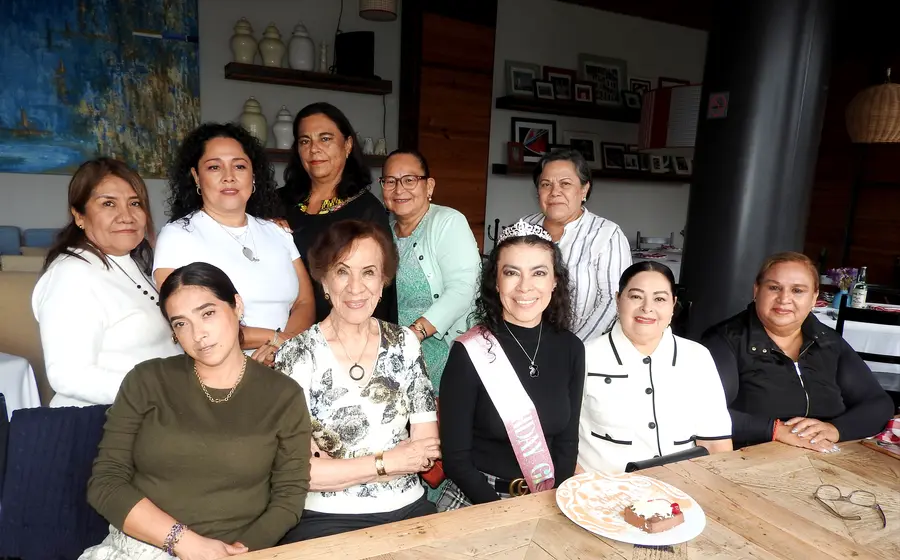 Liliana Guillén celebra su cumpleaños sonriendo junto a su mamá Bety Guillén y sus mejores amigas durante un ameno festejo con café.