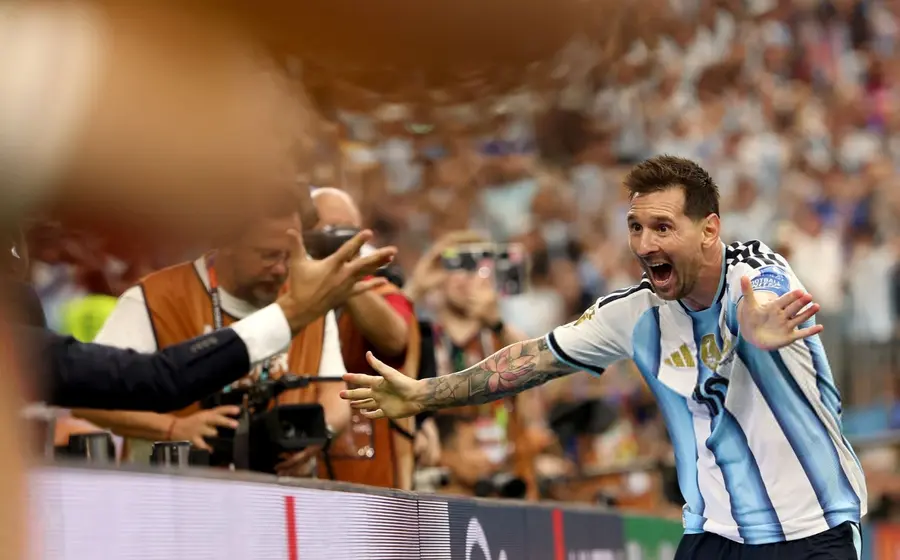 El futbolista argentino Lionel Messi celebra un gol que lo convierte en el máximo goleador en la historia de las Copas Mundiales de Futbol.