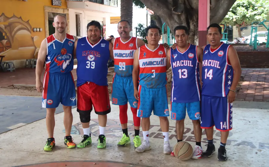 El equipo Macuil celebra su importante victoria en el campo de juego después de salir airoso en un emocionante duelo de volteretas.
