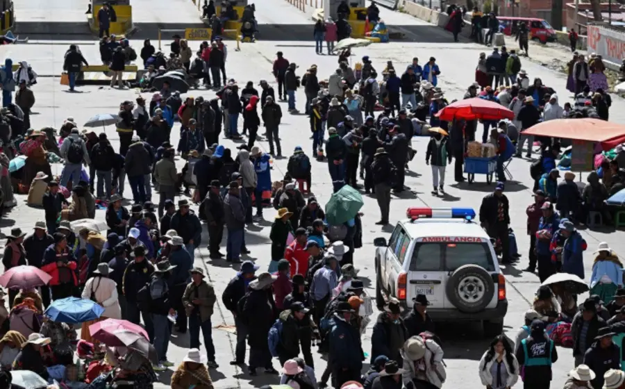 Manifestantes de colectivos sociales en Bolivia protestan en las calles para exigir la renuncia del presidente, mientras intensifican las medidas de presión.