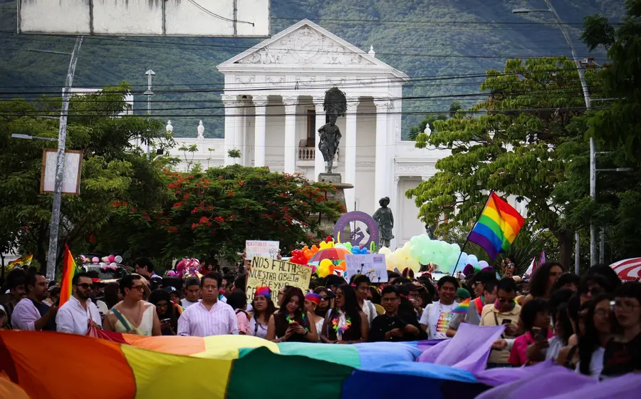 Participantes en la Marcha del Orgullo en Oaxaca se movilizan por la diversidad y los derechos de la comunidad LGBTTTIQAPM+.