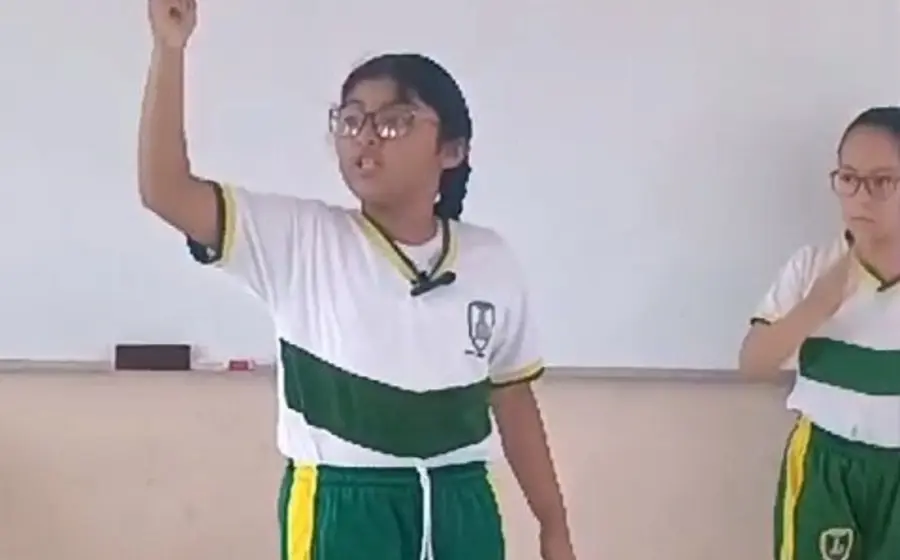 María Catalina Santiago Gallegos declama el poema “Juchitán Hermoso” como parte de un esfuerzo por preservar la lengua zapoteca en las nuevas generaciones.