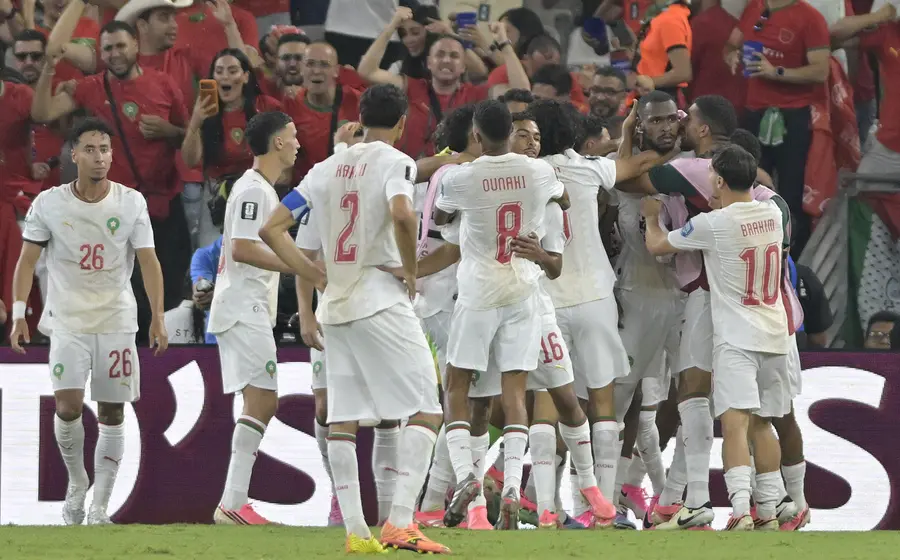 Jugadores de la selección de Marruecos celebran su clasificación a los Octavos de Final tras vencer a Países Bajos en la Copa Mundial FIFA 2026.