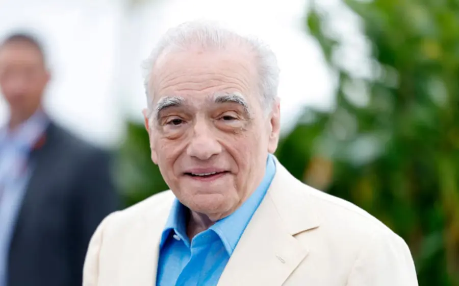 El cineasta Martin Scorsese en un retrato que ilustra su postura a favor del uso de la inteligencia artificial en la industria del cine.