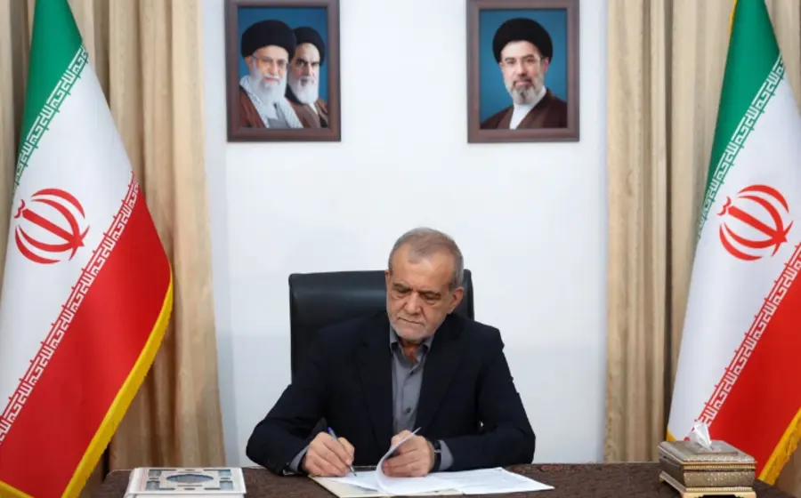 Masoud Pezeshkian, presidente de Irán, en una fotografía oficial en el contexto de la negativa de su gobierno a renunciar al enriquecimiento de uranio.