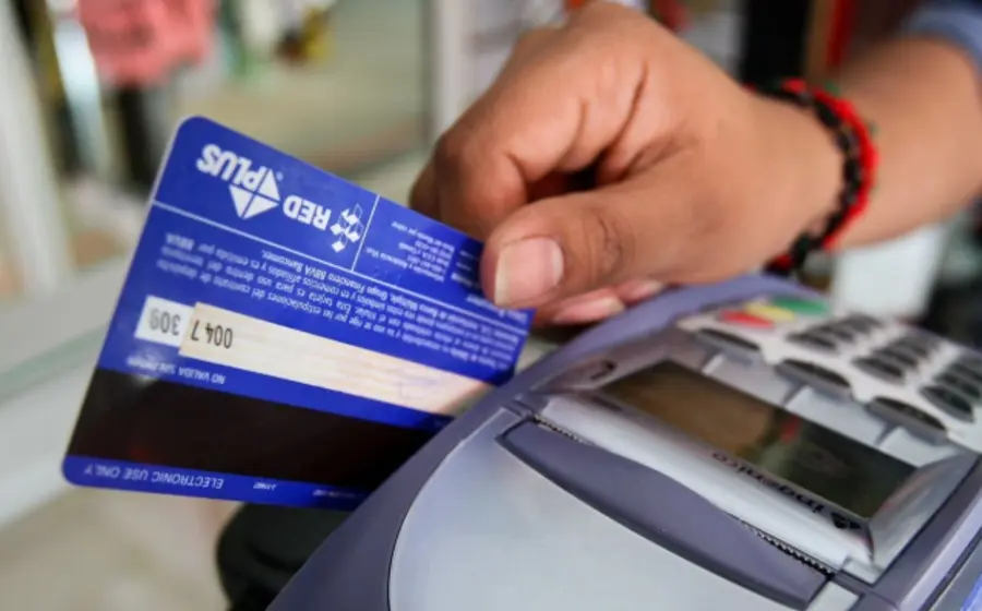 Ilustración sobre la alerta de Mastercard del riesgo de fraudes financieros por IA, destacando la necesidad de invertir en seguridad digital y biometría.