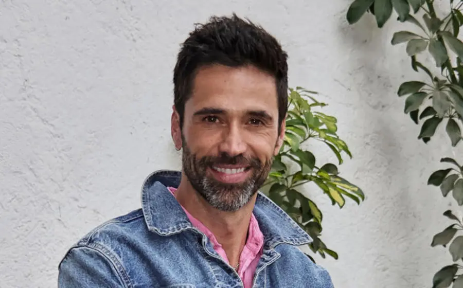 El actor Matías Novoa en un retrato de prensa, en el contexto de la demanda de pensión alimenticia y su relación con su hijo Axel.