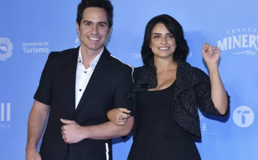 Los actores Mauricio Ochmann y Aislinn Derbez posan juntos en una fotografía promocional de su reciente proyecto, que desató rumores sobre su relación.