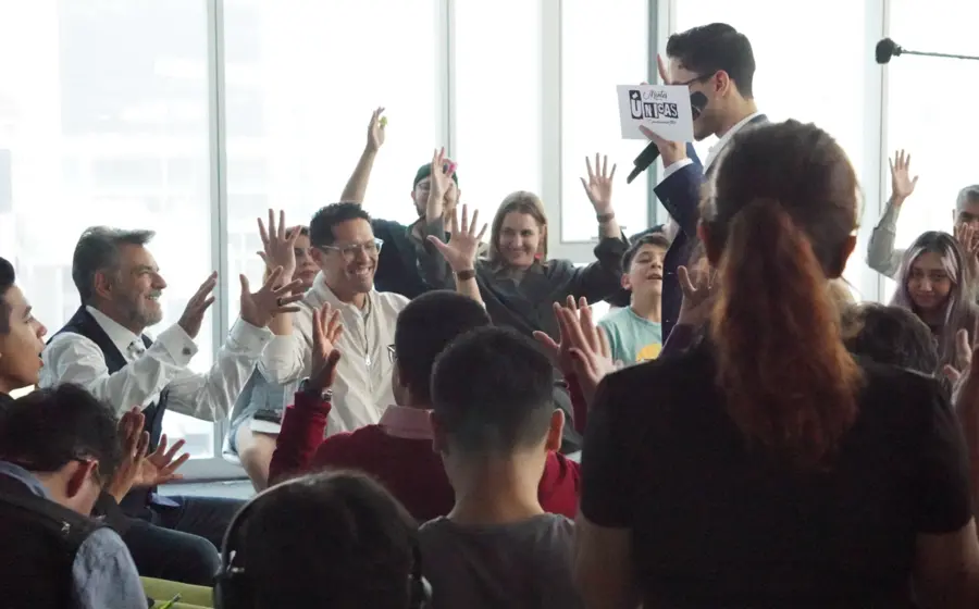 La serie Mentes Únicas reúne a entrevistadores neurodivergentes conversando con celebridades mexicanas como Eugenio Derbez y Javier “Chicharito” Hernández.
