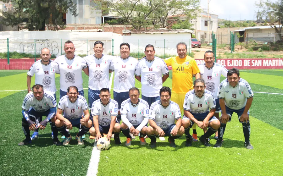 El equipo de fútbol Mezcal Barranco celebra un importante triunfo durante el partido que los acerca a la clasificación para la liguilla.