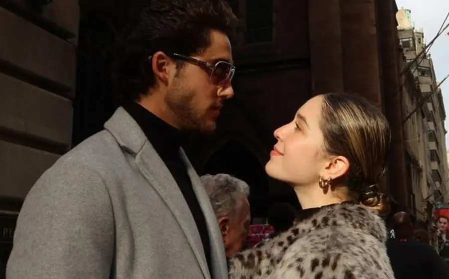 La cantante Mía Rubín y su novio Tarik Othón posan juntos y sonrientes durante su romántico viaje por Tokio, Japón.