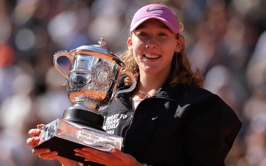 La tenista Mirra Andreeva celebra emocionada tras conquistar su primer título de Grand Slam en la final del torneo Roland Garros.