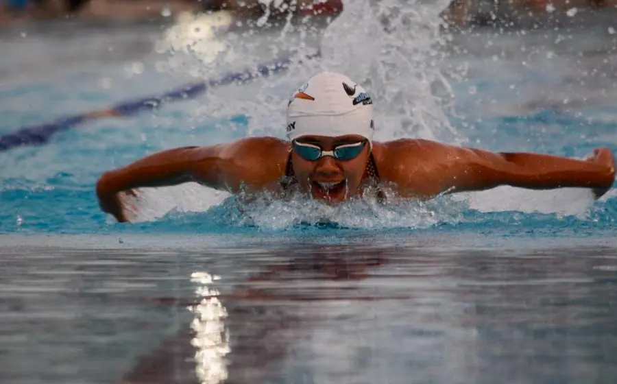 La nadadora Sahara Monroy, quien fue fichada por una universidad de Estados Unidos para continuar su carrera deportiva y académica.