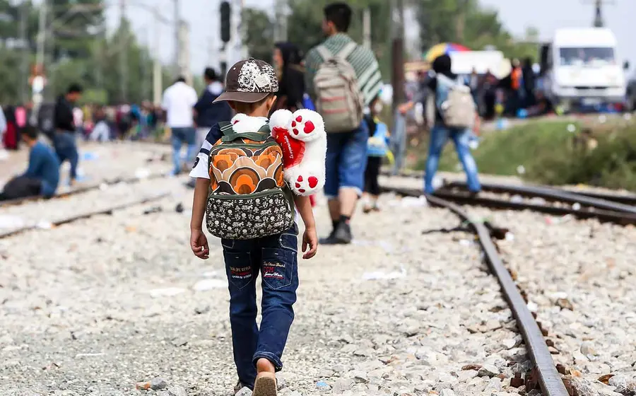 Un grupo de niños migrantes se queda sin sus padres tras un operativo de las autoridades migratorias que separa familias en Estados Unidos.