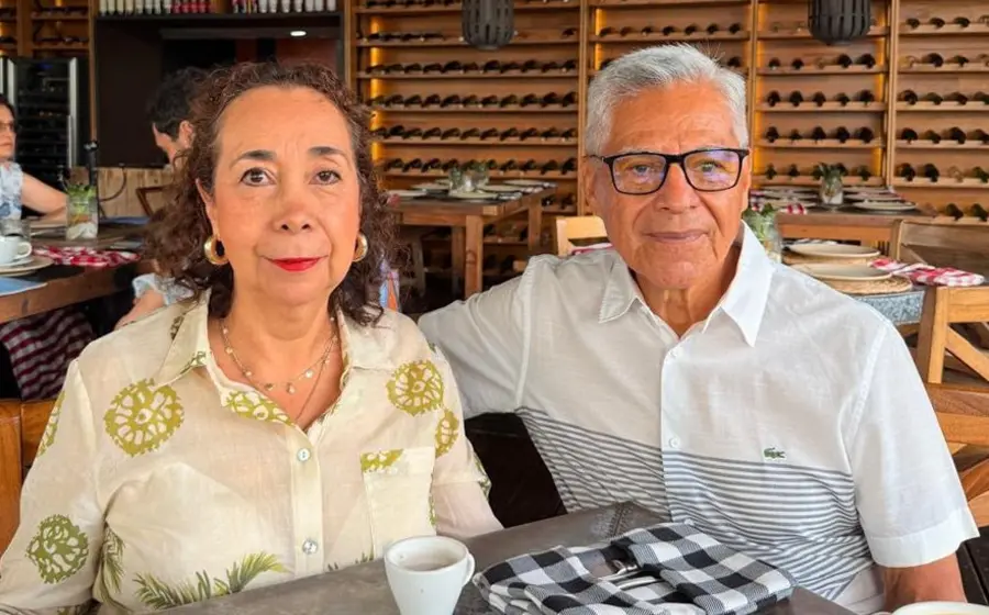 Norma García Ramírez celebra felizmente su cumpleaños en compañía de su esposo, Eloy Pérez Martínez, durante un agradable festejo social.