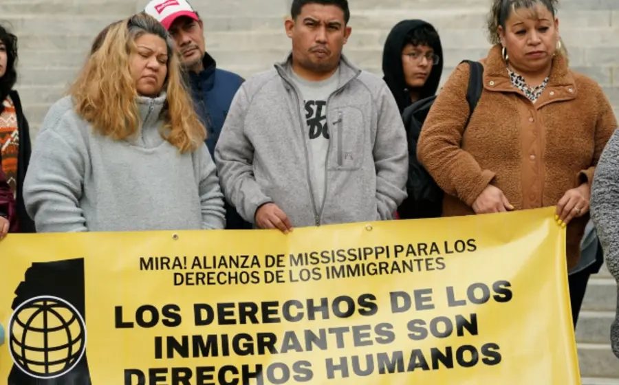 Imagen conceptual de un formulario de registro para migrantes en Misisipi, donde se recopilan datos como nombre, dirección y país de origen.