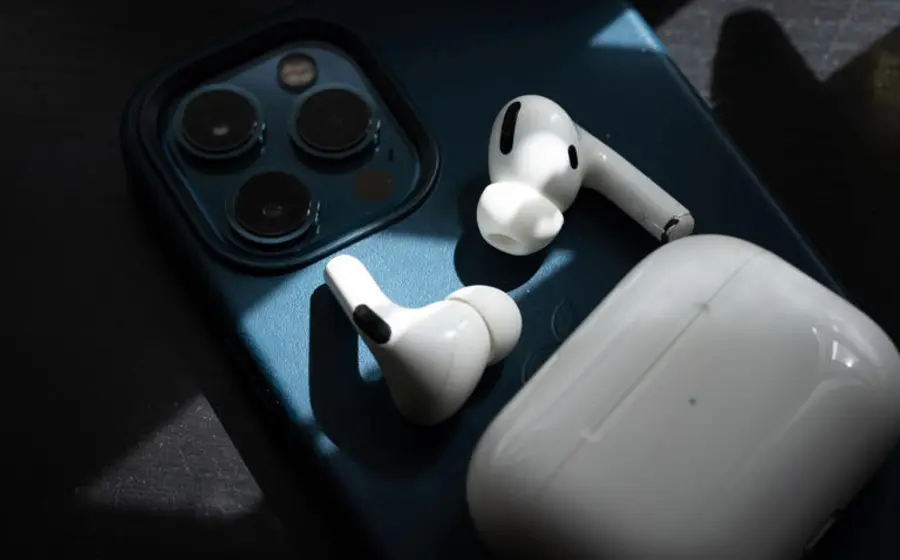 Una imagen conceptual de los nuevos AirPods de Apple que integrarán inteligencia artificial visual y se lanzarán en el año 2027.