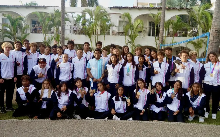 La selección oaxaqueña de surfing celebra tras conquistar el bicampeonato para Oaxaca en la final de la Olimpiada Nacional 2026.