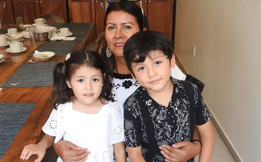 Olga Ayala comparte un momento especial y sonríe para la cámara junto a sus amados nietos, Thiago y Atenea.