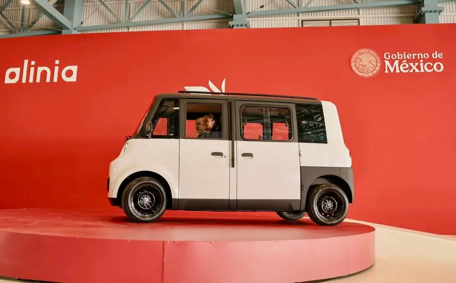 Presentación oficial de Olinia, el primer vehículo eléctrico mexicano, diseñado con capacidad para seis pasajeros y un costo de 150 mil pesos.