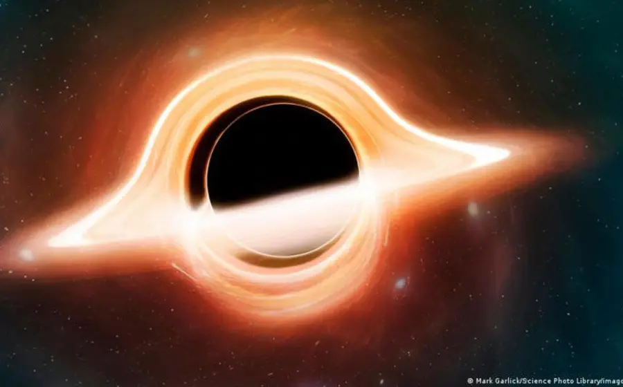 Ilustración artística de las ondas gravitacionales generadas por el colapso cósmico en el entorno de un agujero negro en el espacio profundo.