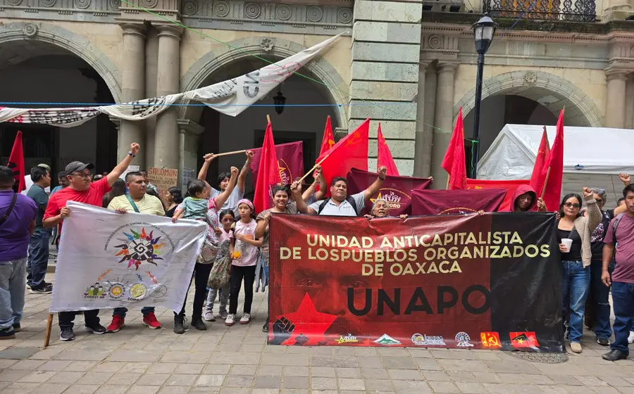 Miembros de diversas organizaciones y colectivos se manifiestan en apoyo a la jornada de lucha de la CNTE, rechazando cualquier intento de represión.