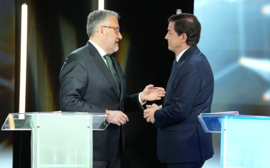 Líderes de la derecha y ultraderecha española sellan su pacto de gobierno en Castilla y León, un acuerdo calificado como xenófobo y racista.