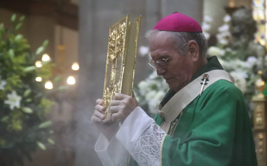 El Papa Francisco, el pontífice, envía un mensaje especial a los padres, instándolos a vivir su paternidad con mucha alegría y bendiciones.