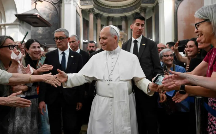 El Papa León XIV envía un mensaje de paz desde Barcelona, afirmando que la fe cristiana es incompatible con la guerra.