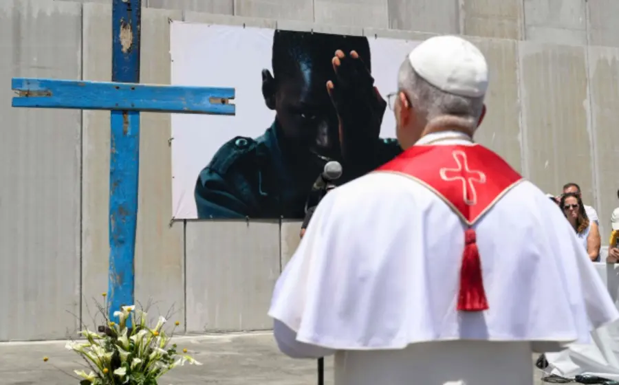 El papa Francisco pide proteger la dignidad de todos los migrantes, recordando el principio de que la dignidad humana no tiene pasaporte.