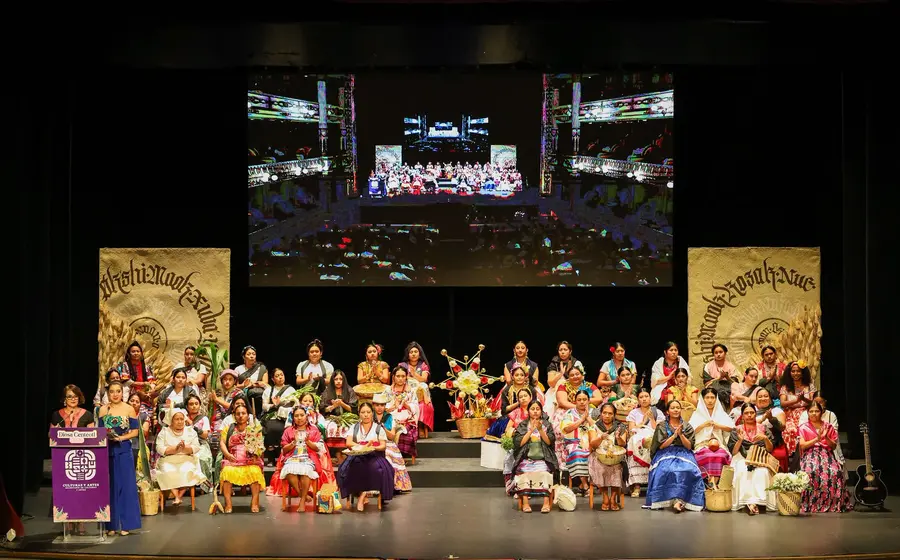 Un grupo de 44 mujeres participantes en el certamen para la Diosa Centéotl, reunidas mientras cuentan las historias de sus pueblos.