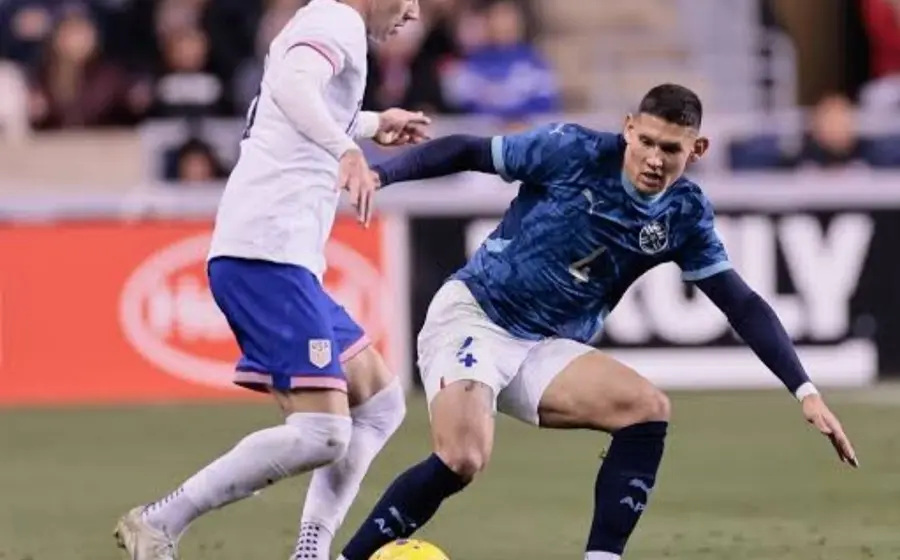Jugadores de las selecciones de Estados Unidos y Paraguay disputan el balón durante el inicio de su partido en Los Ángeles.