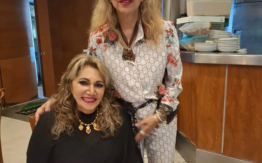 Paty Orihuela celebra su cumpleaños en la grata compañía de su gran amiga Carmen Zorrilla, compartiendo un momento feliz.