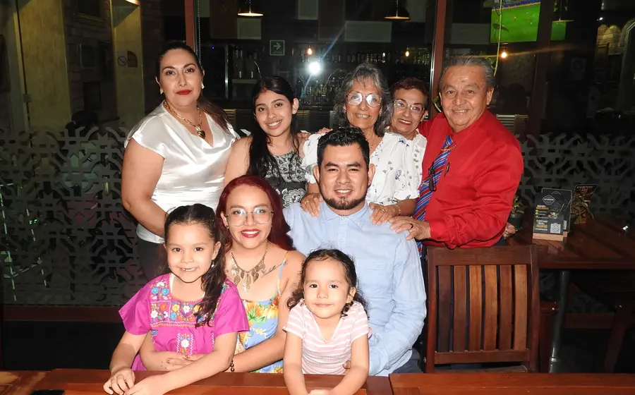 Paty Ortiz Castillo celebra su cumpleaños rodeada de su esposo Sinecio Juárez Marín, sus hijas Isabella y Antonella, y demás familiares durante una agradable reunión.