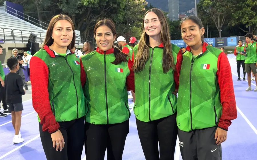 La atleta Paulina Ortiz posa para una fotografía de cortesía celebrando su logro de imponer un nuevo récord mexicano en su disciplina deportiva.