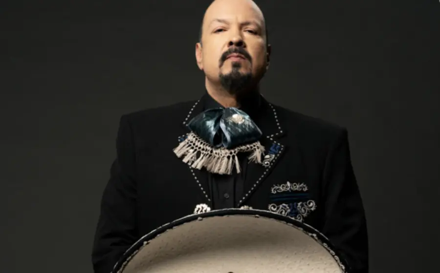 El cantante Pepe Aguilar durante una presentación, donde evitó entrar en polémicas familiares para enfocarse en su mensaje de amor a México.
