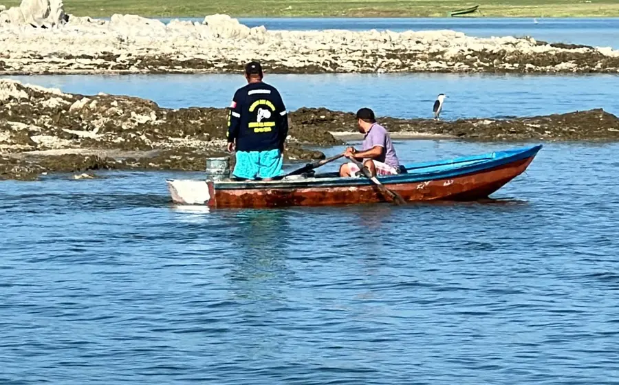Un pescador artesanal de Jalapa del Marqués demuestra el ingenio y la tradición de su oficio, motor económico para la comunidad local.