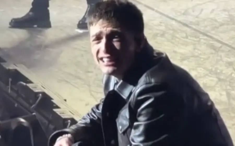 El cantante Peso Pluma se muestra visiblemente conmovido y llorando sobre el escenario durante un concierto, en un emotivo momento que se volvió viral.