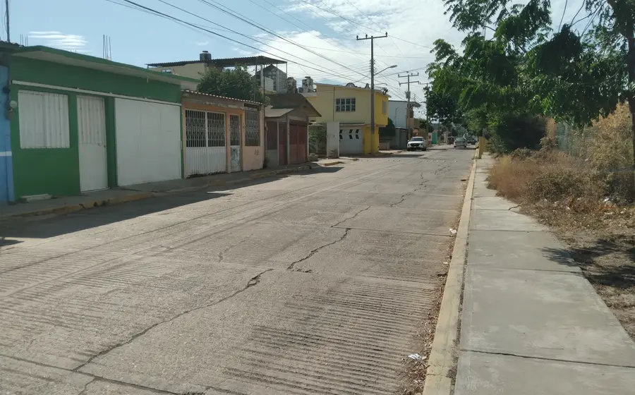 Un predio abandonado en Tehuantepec, lleno de basura y maleza, que evidencia la falta de vigilancia y genera temor entre los vecinos.