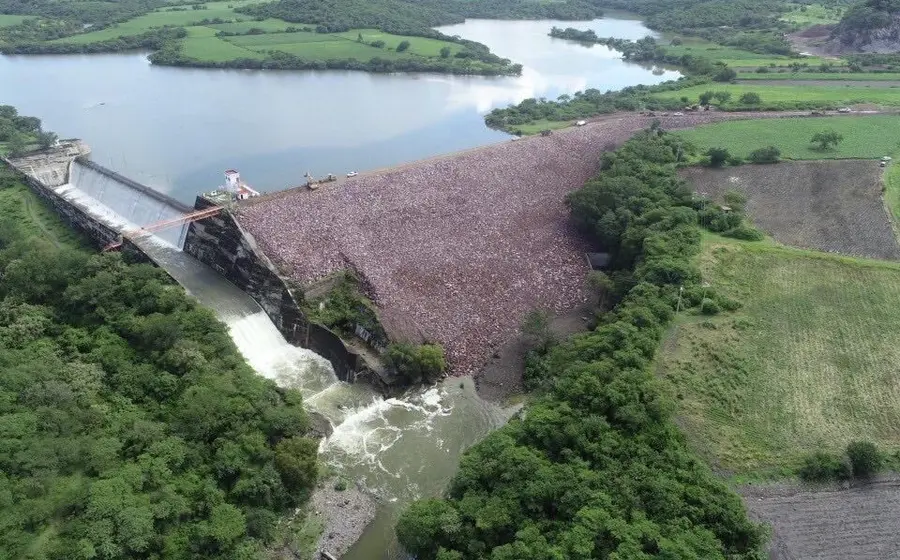 Vista de la presa de Jalapa del Marqués en Oaxaca, que inicia su recuperación hídrica con un incremento en su nivel de almacenamiento de agua.