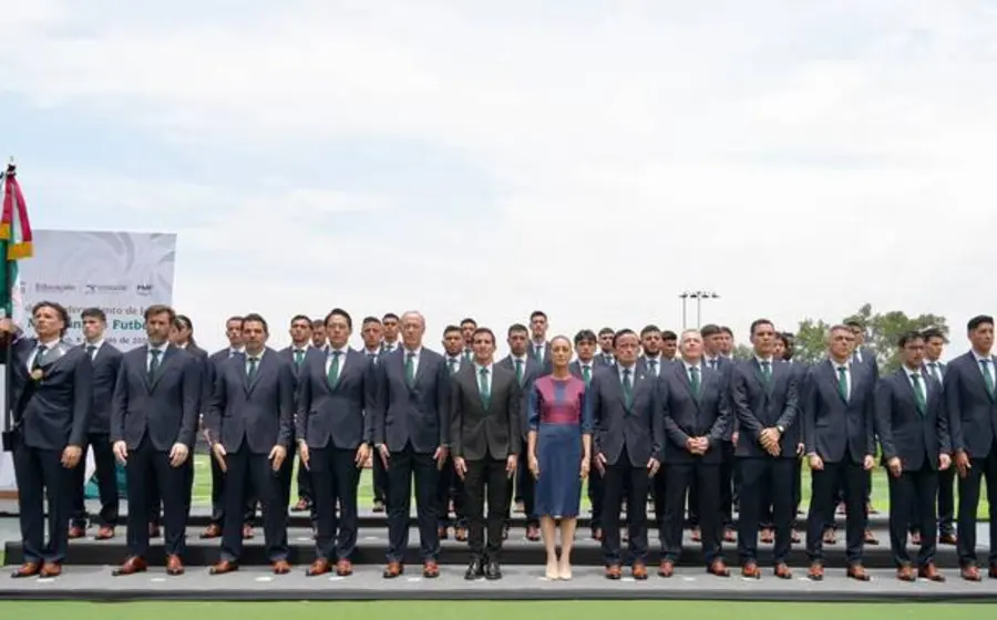 La Presidenta encabeza la ceremonia de abanderamiento de la Selección Nacional de Futbol en el CAR de la Federación Mexicana de Futbol.