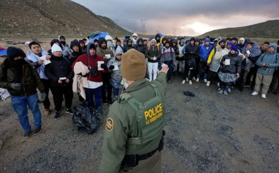 Una procesión binacional avanza por la frontera entre Arizona y Sonora para exigir respeto a los derechos de los migrantes.