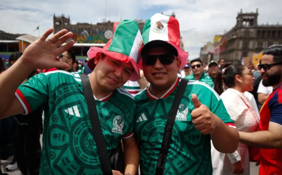 Un letrero en una sede mundialista muestra los precios, los cuales deben exhibirse claramente en pesos mexicanos por indicación de la Profeco.