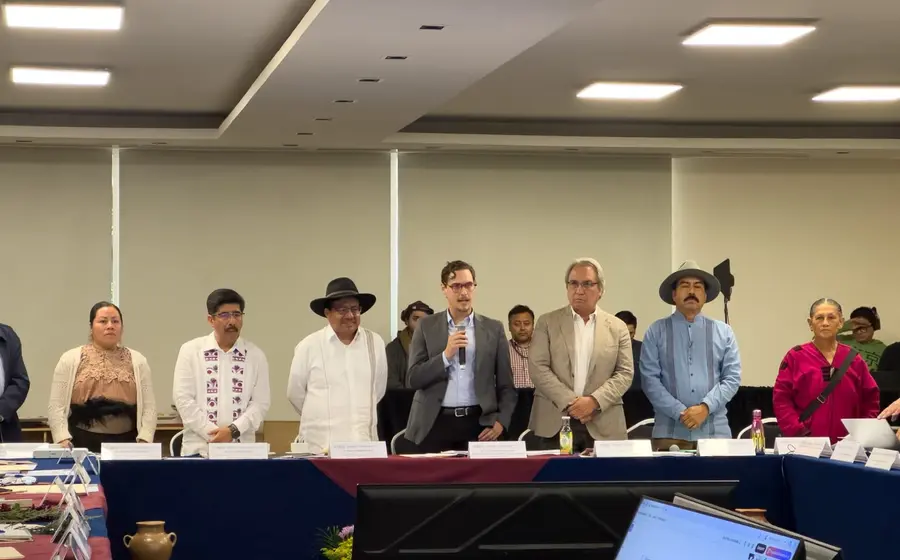 Mesa de trabajo durante la elaboración de la propuesta de Ley General para fortalecer los derechos de los pueblos indígenas y afromexicanos.