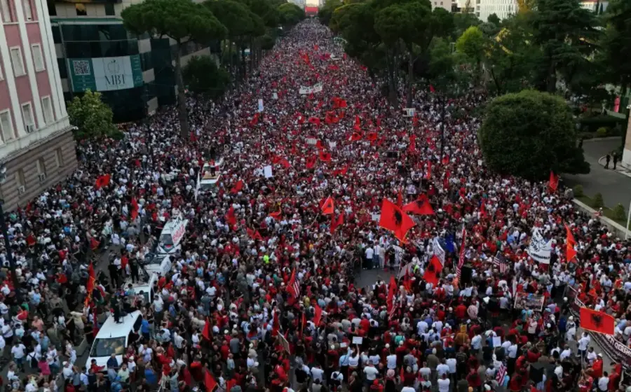Miles de manifestantes en Albania protestan en las calles para exigir la renuncia del primer ministro Edi Rama por un controvertido megaproyecto turístico.